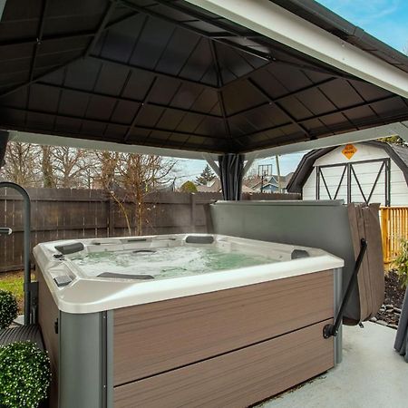Blue Valley Inn - Hot Tub & Spacious Play Area! น็อกซ์วิลล์ ภายนอก รูปภาพ