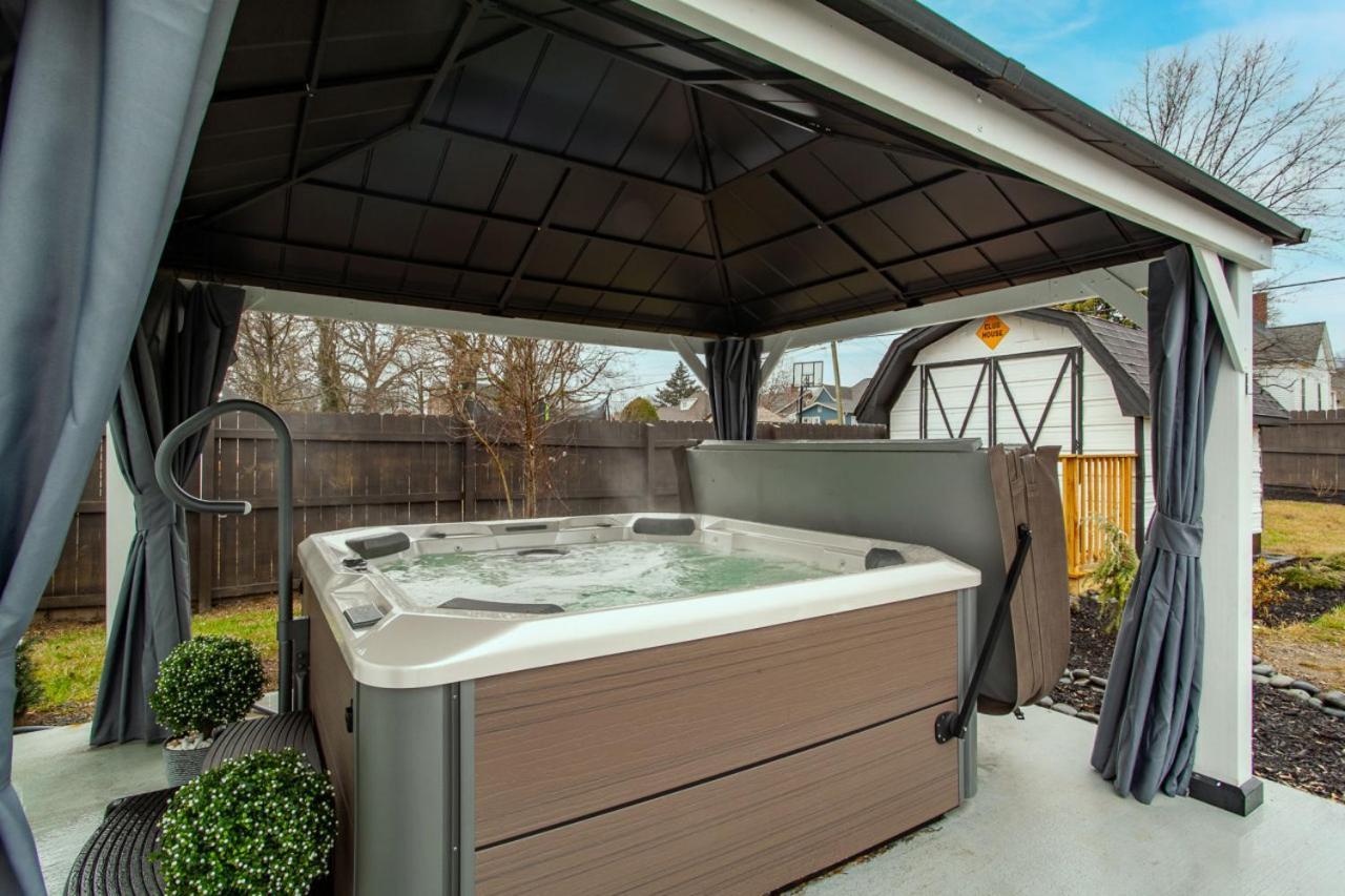Blue Valley Inn - Hot Tub & Spacious Play Area! น็อกซ์วิลล์ ภายนอก รูปภาพ